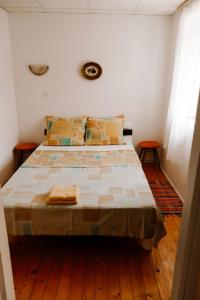 um quarto com uma cama grande num quarto em Kuca za odmor Mila em Vrbanj