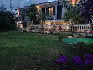 a house with a fence and a yard with flowers at Costa blu in Agropoli