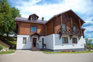 Casa de madera grande con porche en Park Hotel Voznesenskaya Sloboda en Vladimir