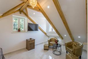 een woonkamer met gewelfde plafonds en een flatscreen-tv bij Villabella Luxury Rooms in Split