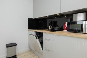 A kitchen or kitchenette at Dwupoziomowy Apartament z Parkingiem - Taras i Balkon - 3 Sypialnie by Renters