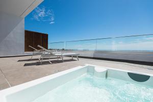 Bazén v ubytování Altos de la Gloria Beach Apartments nebo v jeho okolí