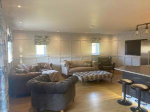 The Oaks Stable cottage في Haughley: غرفة معيشة كبيرة مع كنب وتلفزيون