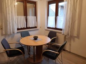 Un lugar para sentarse en Appartement Ferienwohnung LANG