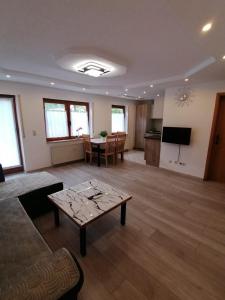 TV a/nebo společenská místnost v ubytování Ferienwohnung Istrefi