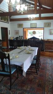 uma sala de jantar com uma mesa branca e cadeiras em Landhaus em Santo Antônio do Pinhal