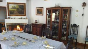 uma sala de jantar com uma mesa e uma lareira em Landhaus em Santo Antônio do Pinhal
