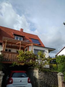 ein Haus mit einem davor geparkt in der Unterkunft Ferienhaus in großem Garten in Bad Sooden-Allendorf