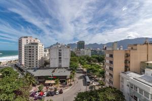 uma vista para uma cidade com edifícios e o oceano em Unhotel - Aluguel de Apartamento em Ipanema ao lado da praia no Rio de Janeiro
