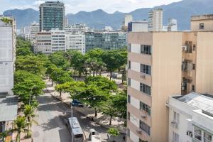 an aerial view of a city with buildings at Unhotel - Aluguel de Apartamento em Ipanema ao lado da praia in Rio de Janeiro