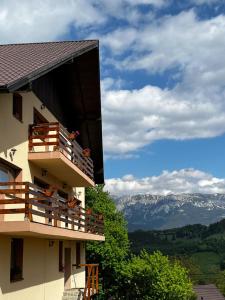 a building with a balcony with a view of mountains at Transylvanian House in Drumu Carului