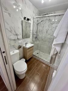 a bathroom with a shower and a toilet and a sink at APARTAMENTO TARIFA CENTRO in Tarifa