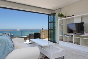 Una sala de estar con vista al mar. en Sea Mount, en Ciudad del Cabo