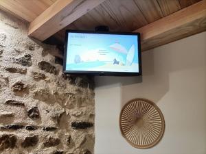 Televízia a/alebo spoločenská miestnosť v ubytovaní La grenouille amoureuse