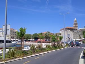 una calle en una ciudad con un barco en la carretera en Dreams Apartment Bacvice, en Split