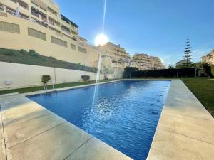 une piscine avec une fontaine en face d'un bâtiment dans l'établissement Casa Luna Golf Beach Torrequebrada Parking FREE, à Benalmádena