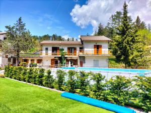 dom z dużym dziedzińcem z basenem w obiekcie Green Riviera Case Vacanza w mieście Borzonasca
