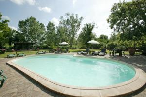 ProcenoにあるCasina Centenoの庭園内の大きなプール(椅子、テーブル付)