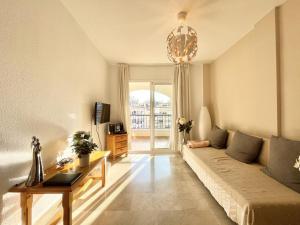 un salon avec un canapé et une table dans l'établissement Casa Luna Golf Beach Torrequebrada Parking FREE, à Benalmádena