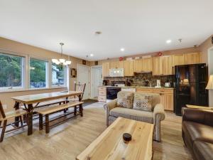 een woonkamer met een tafel en een keuken bij 335E Mountain Villa in Boyne Falls