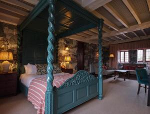een slaapkamer met een hemelbed in een kamer bij Old Bell Hotel in Malmesbury