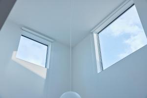 Dos ventanas en una habitación con el cielo en el fondo en Nippou no Ie Kamishihoro - Vacation STAY 58990v, en Kami-shihoro