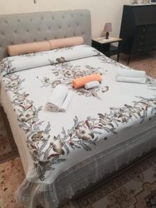 Una cama con una manta con pájaros. en Twins, en Solarino