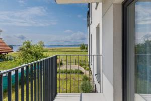 balcón con vistas al océano en Nad Zalewem - Familijny Apartament z Widokiem na Zatokę by Renters, en Dziwnówek