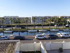 Fotografia z galérie ubytovania Maison de bien être 150m2 au bord du canal avec piscine chauffée au sel à 2 pas de la plage et du centre ville v destinácii Palavas-les-Flots