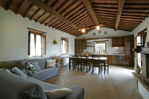 ProcenoにあるCasina Centenoのソファとテーブルと椅子のあるリビングルーム