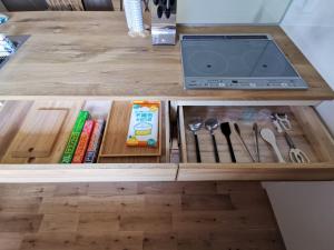 una mesa de madera con libros y utensilios. en Takeshima - Vacation STAY 61918v en Naruto