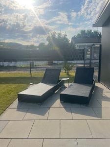 zwei Stühle auf einer Terrasse in der Unterkunft Ferienhaus Auszeit an der Mosel in Koblenz in Koblenz