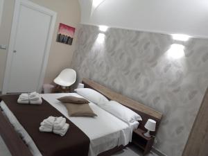 um quarto com uma cama com duas toalhas em Lilly house em Catânia