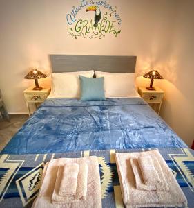 1 dormitorio con 1 cama azul y 2 mesitas de noche en Self catering studio by Inn The Coffeepot, en Boquete