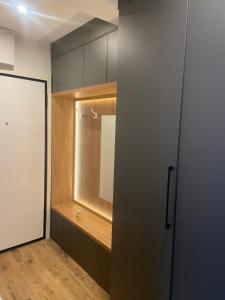 vestidor con espejo y puerta en Gomax apartman 4 en Zlatibor