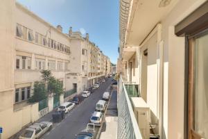 balkon z widokiem na ulicę miejską w obiekcie Appartement Gare St Charles Vieux Port 10 Personnes w Marsylii