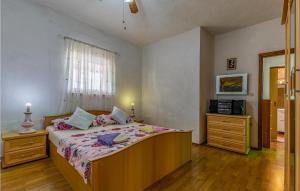 A bed or beds in a room at 2 Bedroom Gorgeous Apartment In Medulin