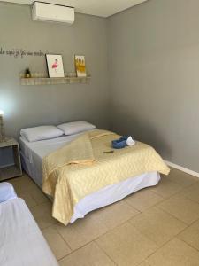 une chambre avec deux lits dans l'établissement Pousada Villa São Francisco, à Boituva 89 autres photos