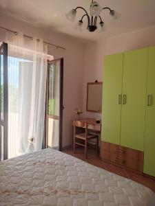 1 dormitorio con cama, tocador y espejo en B&B Girasole, en Torraca