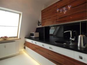 cocina con fregadero y ventana en Apartament przy Krupówkach, en Zakopane