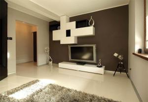 salon z telewizorem na ścianie w obiekcie Apartament przy Krupówkach w Zakopanem