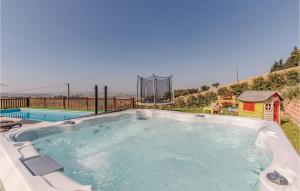 Πισίνα στο ή κοντά στο Casa Alina