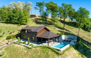 vista sul tetto di una casa con piscina di Nice Home In Gornja Pacetina With Wifi a Gornja Pačetina