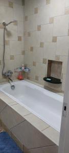 eine Badewanne mit einem Wasserhahn im Bad in der Unterkunft Your Holiday Home in Grand-Gaube + 15 Fotos