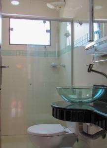 Ванная комната в Apto 4 com piscina e wi-fi a 150 m da praia Mundaí