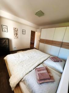 Posteľ alebo postele v izbe v ubytovaní MM Apartman Panoráma