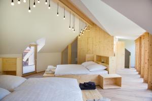 een slaapkamer op zolder met 4 bedden en een trap bij Haflingerstall in Neudiehman
