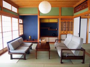 un soggiorno con 2 sedie e un tavolo di Haru, - Vacation STAY 66521v 