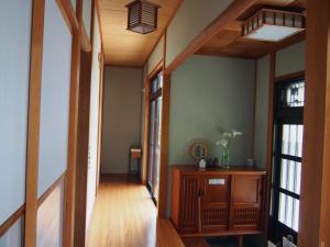 un corridoio di una casa con pavimento in legno di Haru, - Vacation STAY 66521v 