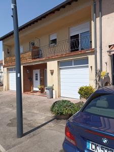 ein Auto, das vor einem Haus mit weißen Garagentüren parkt in der Unterkunft appartement avec balcon in Hargarten-aux-Mines